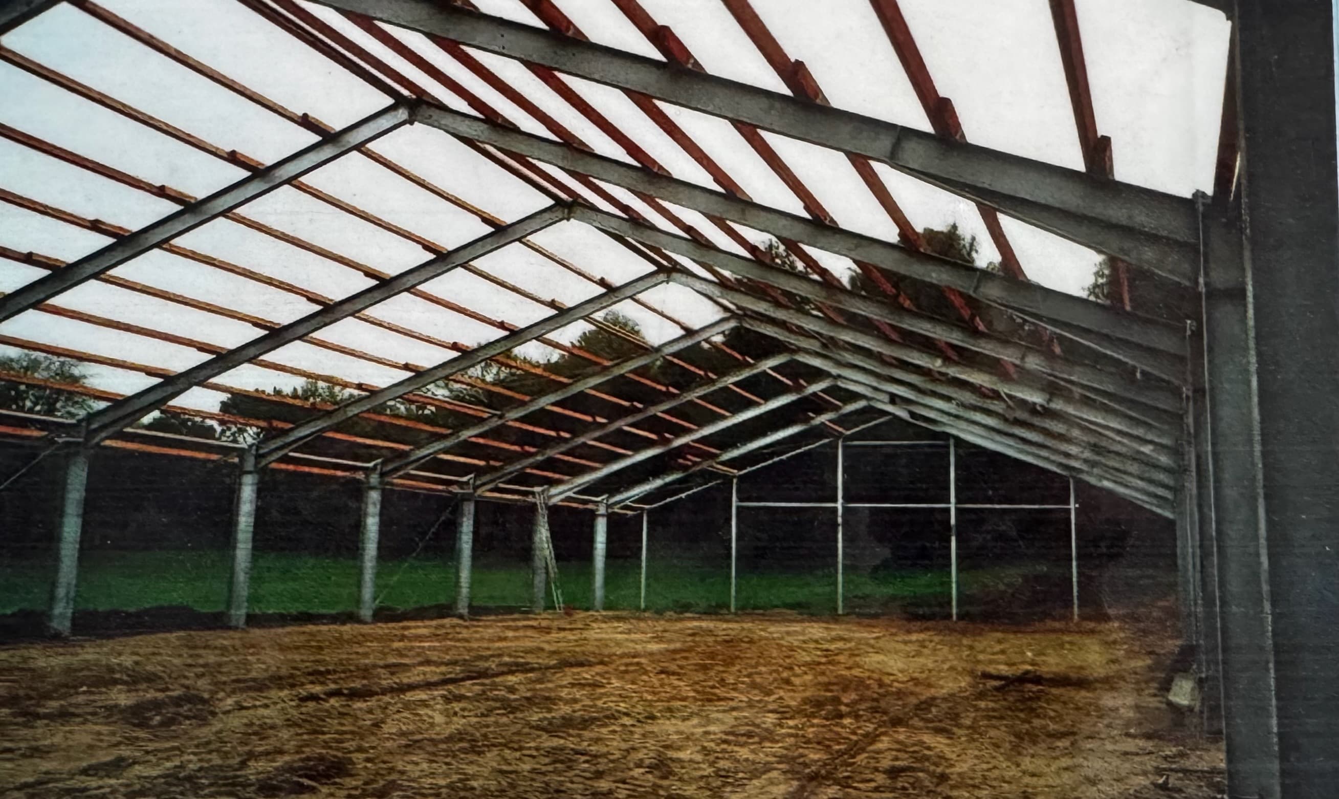 Bauarbeiten an der großen Reithalle auf Gut Silk