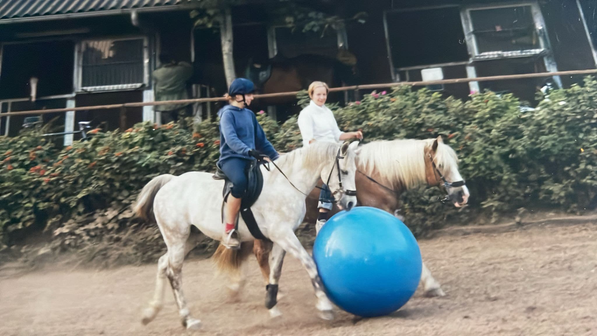 Training mit großem Gymnastikball auf dem Reitplatz