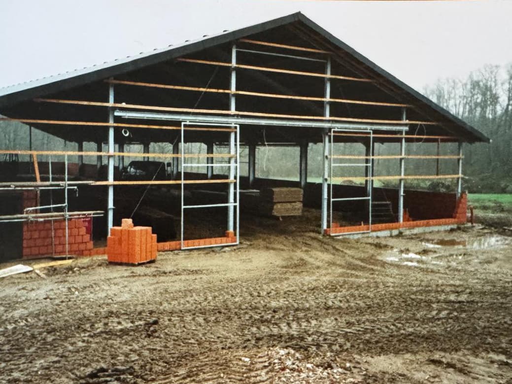 Bauphase der großen Reithalle in Frontansicht