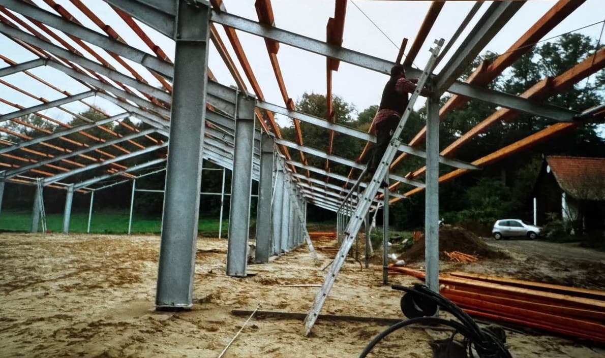 Bauphase der großen Reithalle mit sichtbarer Stahlkonstruktion