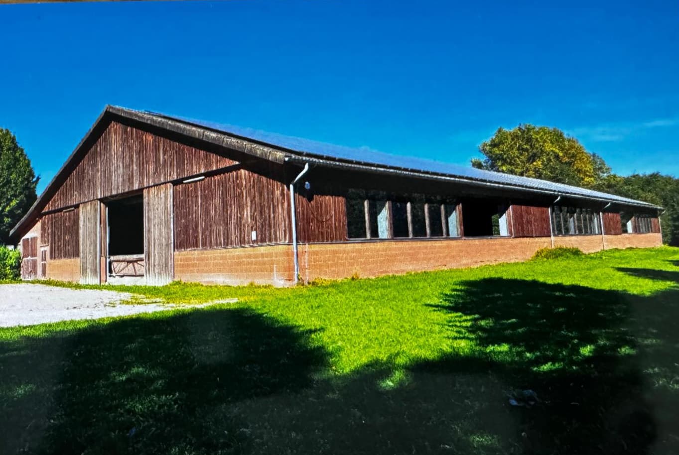 Fertiggestellte große Reithalle von außen