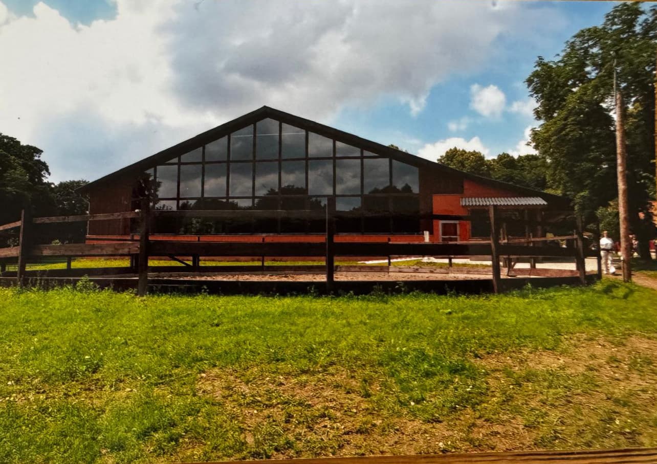 Reithalle mit Glasfront auf Gut Silk