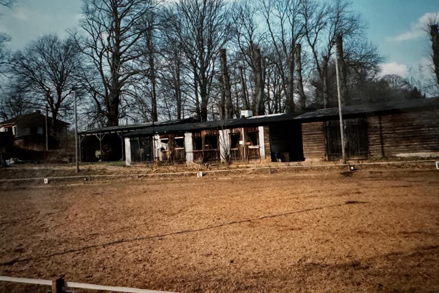 Reitplatz und Stallreihe in den frühen Jahren von Gut Silk