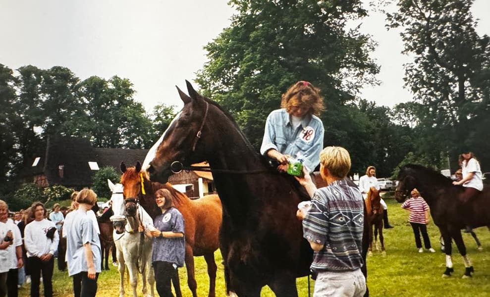 Tag der offenen Tür mit Pferden und Besuchern auf Gut Silk