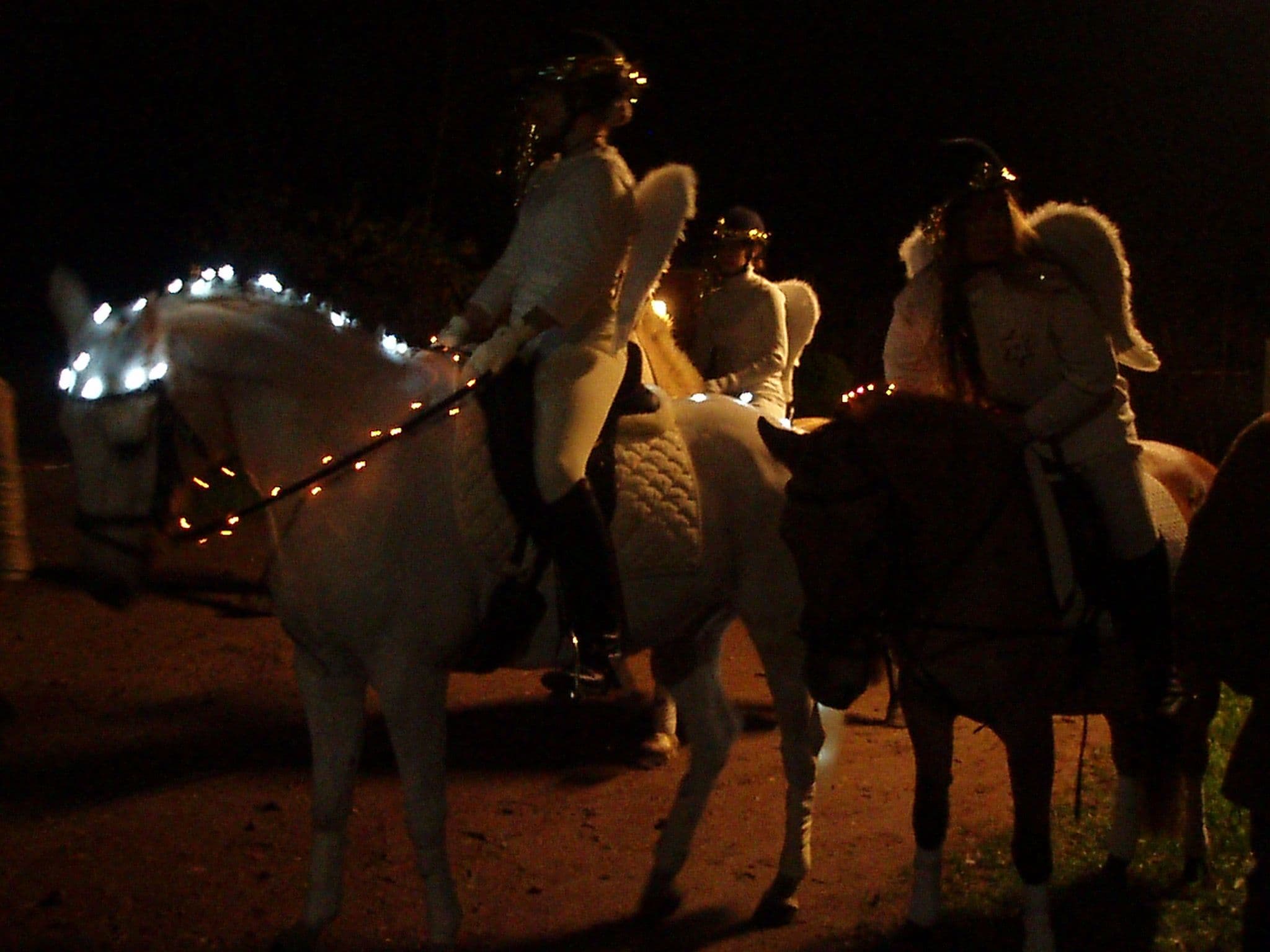 Weihnachtsshow mit Engelkostümen