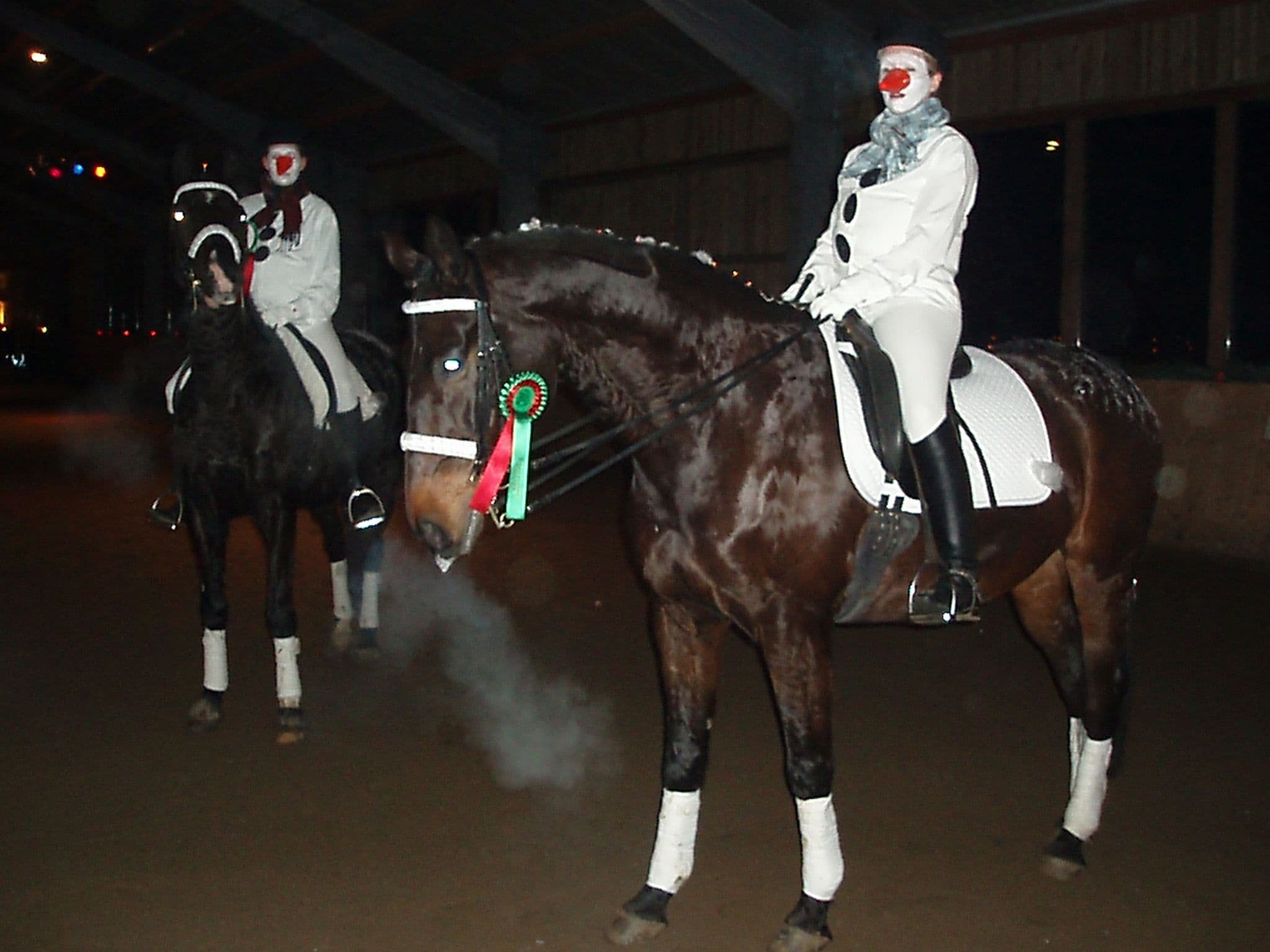 Weihnachtsshow mit Schneemannkostümen